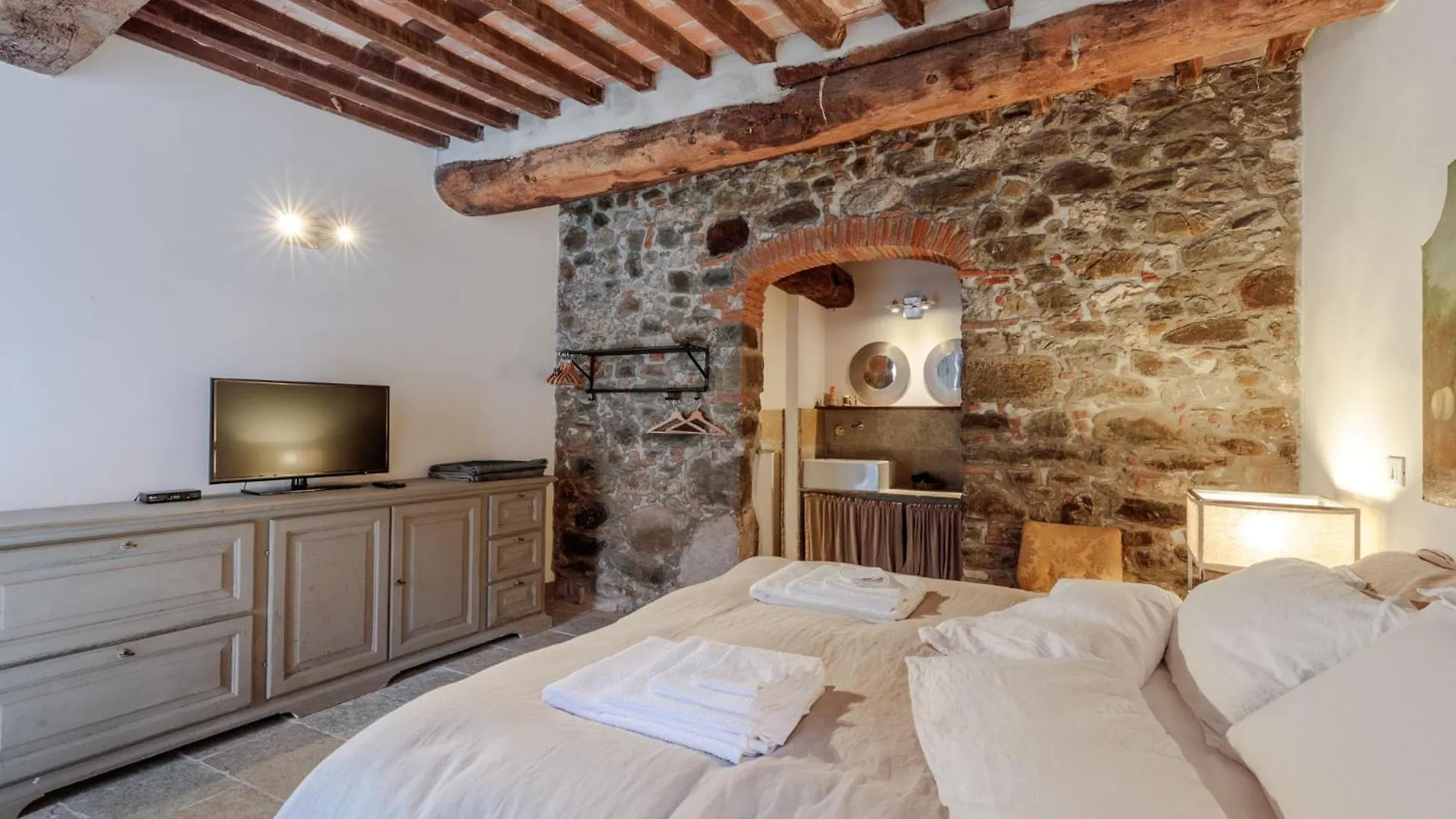 Palazzo Giusti, Understated Luxury With A Welcoming Ambience On The Hills Of Lucca Villa Pescaglia